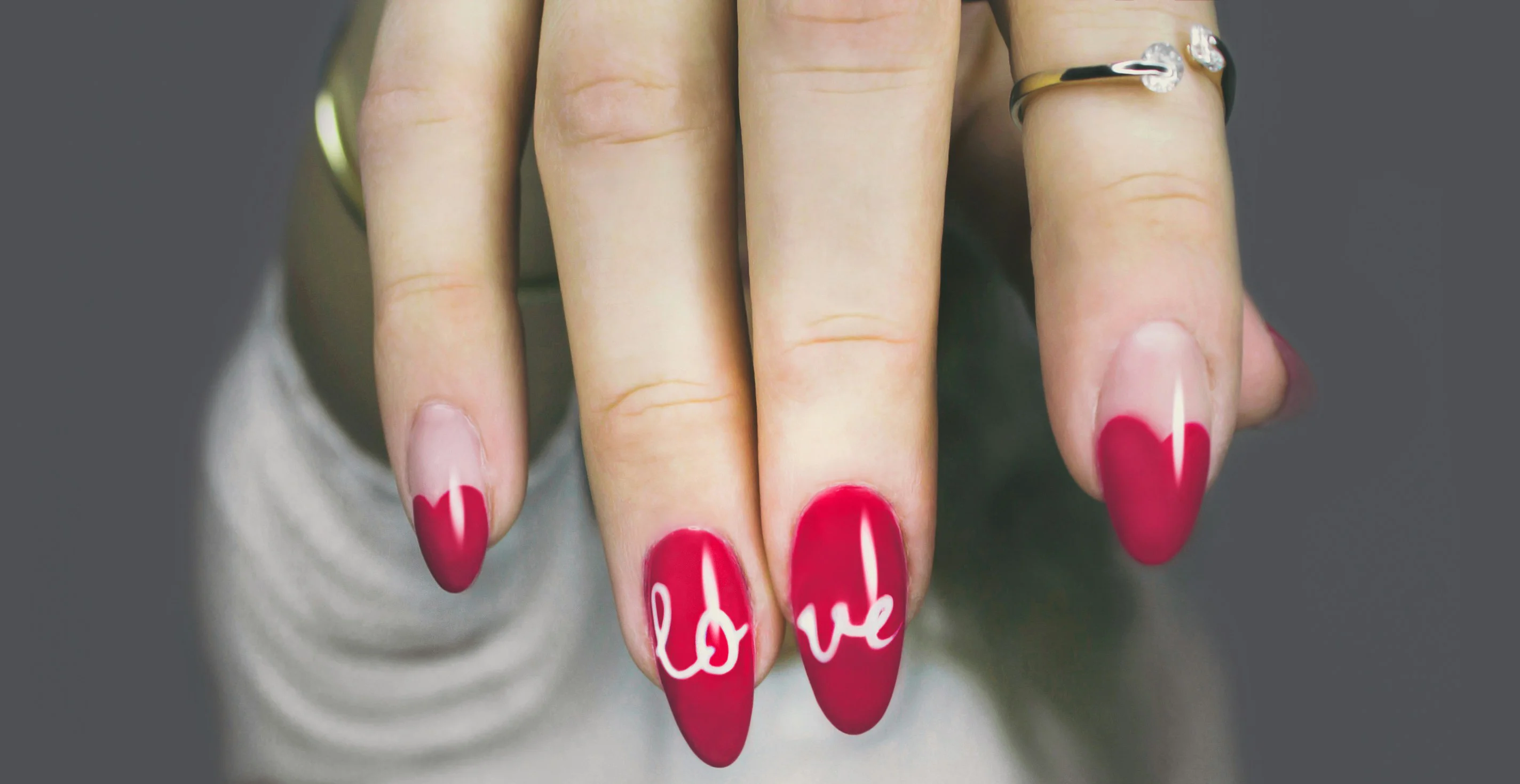 Manicure e pedicure com esmaltação tradicional e em gel